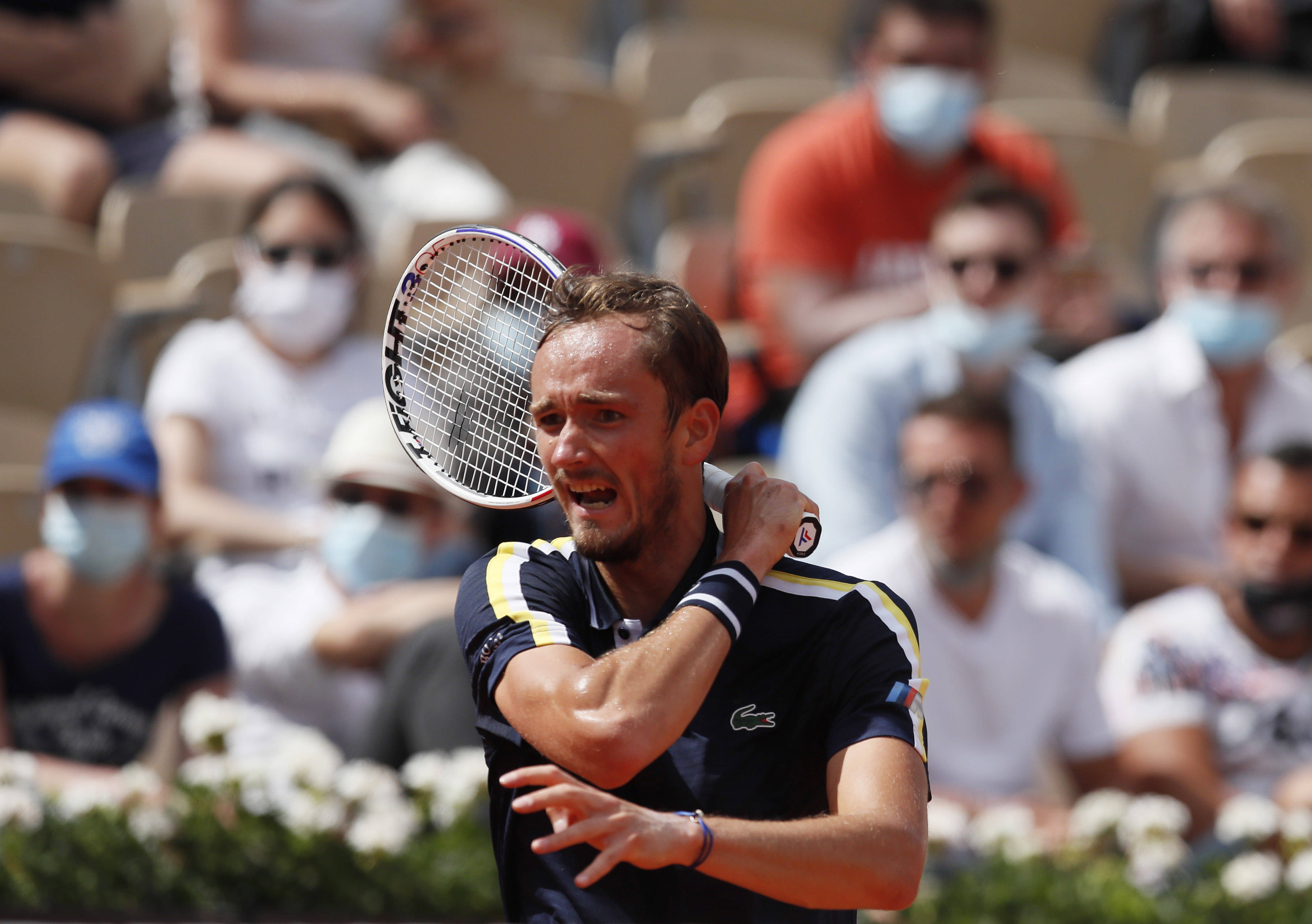 日本网球队鏖战美国网球队,梅德韦杰夫制霸全场的简单介绍 日本网球队鏖战美国网球队,梅德韦杰夫制霸全场的简单介绍