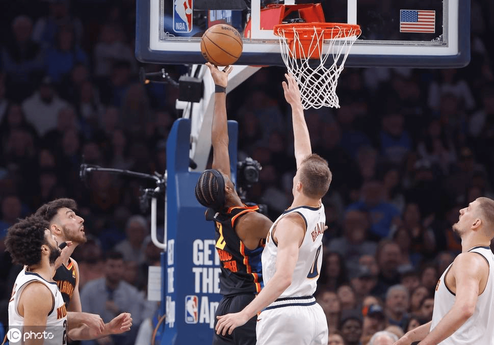 勇士横扫掘金，麦科勒姆带队取胜